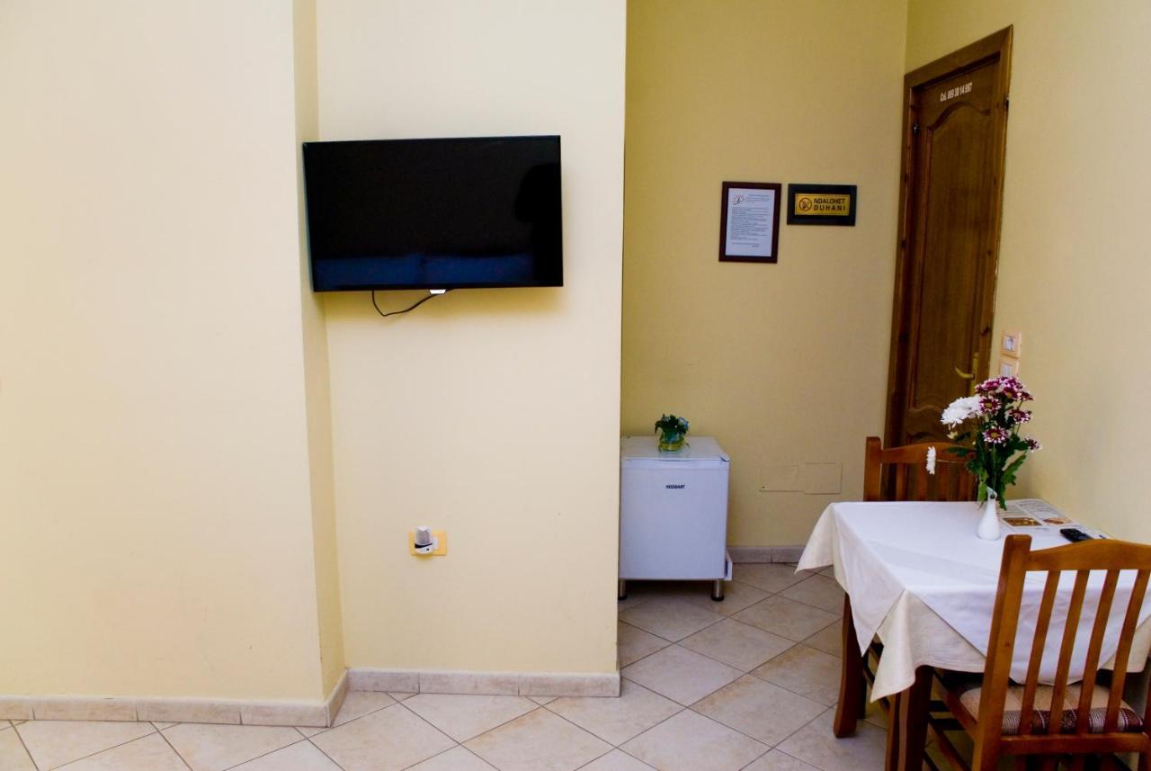 Hotel 4 Stinet Vlorë Buitenkant foto